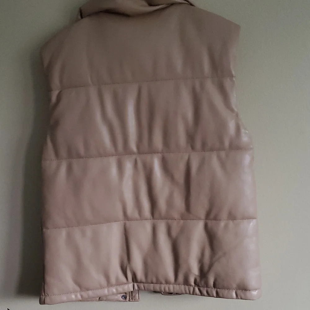 Abercrombie & Fitch Women's Tan Puffer Vest - Picture 7 of 7